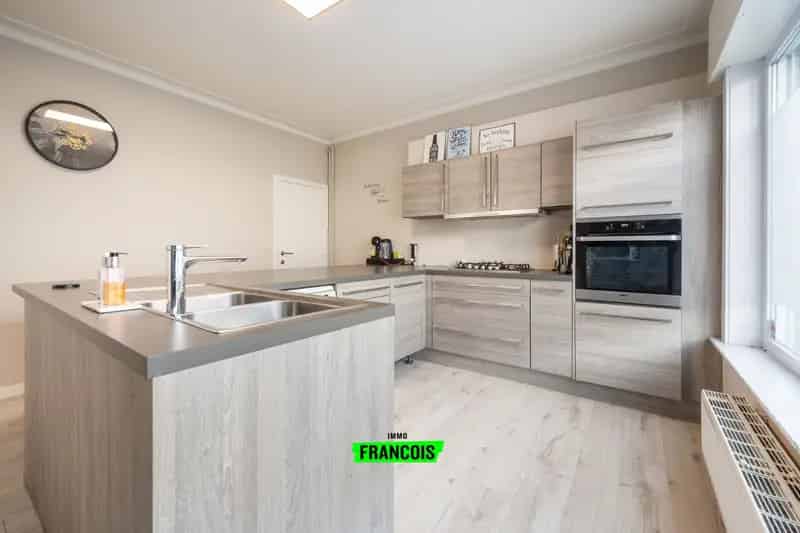 Ruime en recent gerenoveerde triplexwoning met garage in Bredene