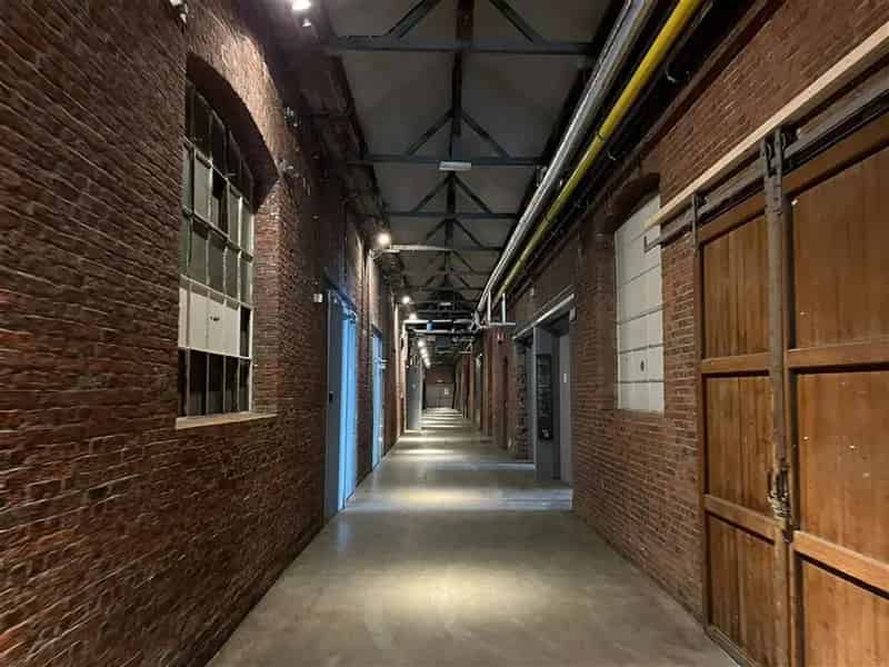 meerdere kantoorruimtes/ateliers in voormalige Eskimofabriek