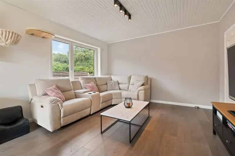 ZEER RUIME EN RECENT GERENOVEERDE WONING OP EEN PERCEEL VAN 2367m² UITGERUST MET EEN VERGUNDE PAARDENSTAL EN ACHTERLIGGENDE WEIDE