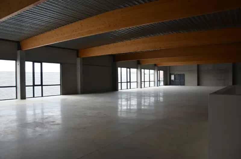Te huur :  Roeselare Bruggesteenweg baanwinkel +/-764 m², in casco