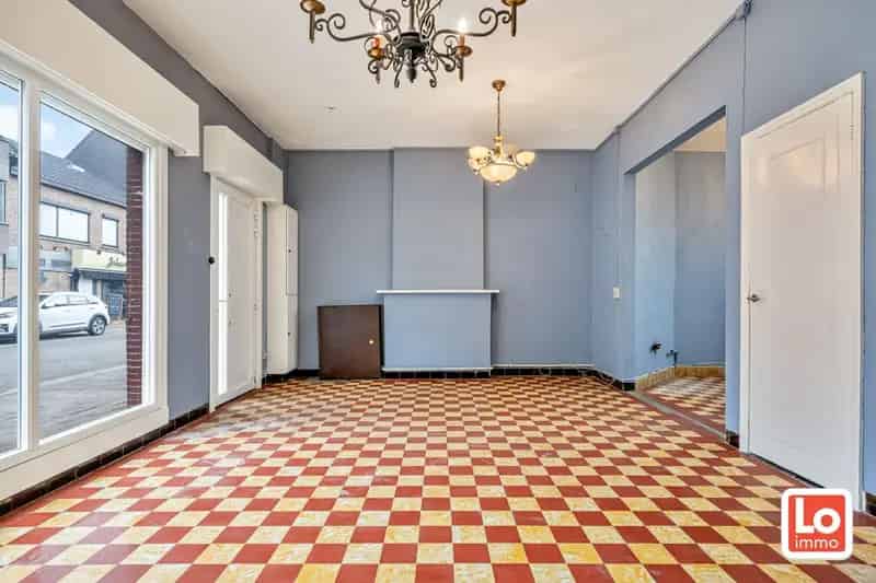 VERKOCHT! Ruime te renoveren woning met een afzonderlijke garage op een toplocatie in het centrum van Beervelde!