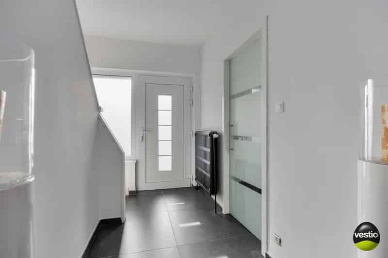 RUIME RUSTIG GELEGEN WONING MET 3 SLK EN POLYVALENT BIJGEBOUW OP 23A75CA.