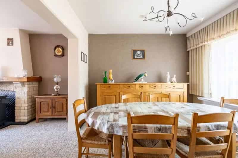 Ruime woning met 4 slpks, garage en uitweg achteraan.