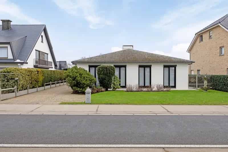 Ruime gelijkvloerse woning met bedrijfshal