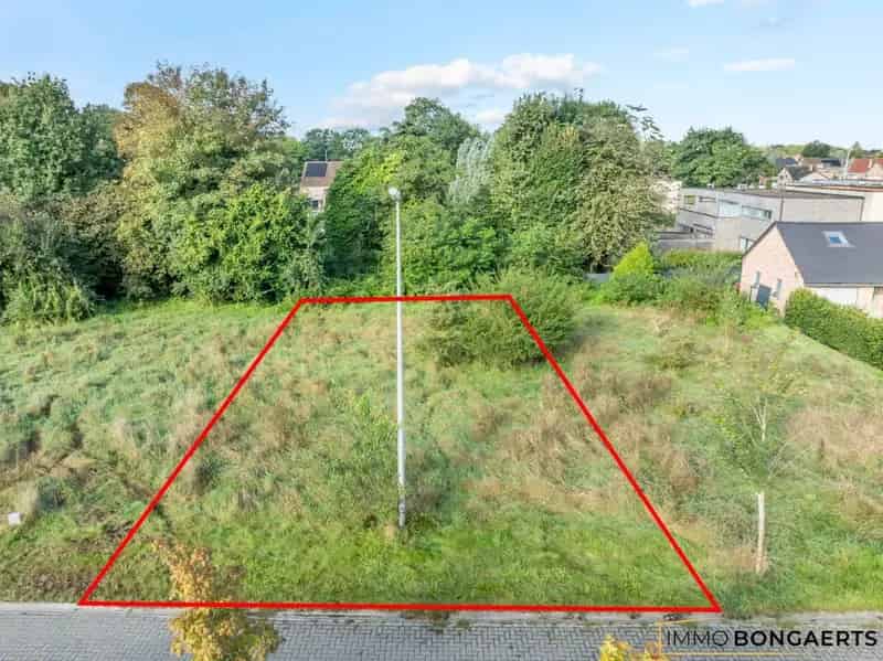 Halfopen bouwgrond op een rustige locatie