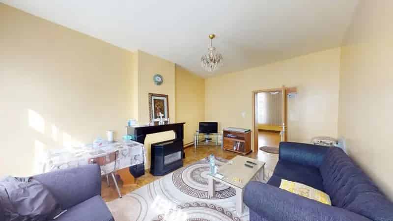 
                                                                    Appartement
                                                                             te koop te Schaerbeek
                                                                