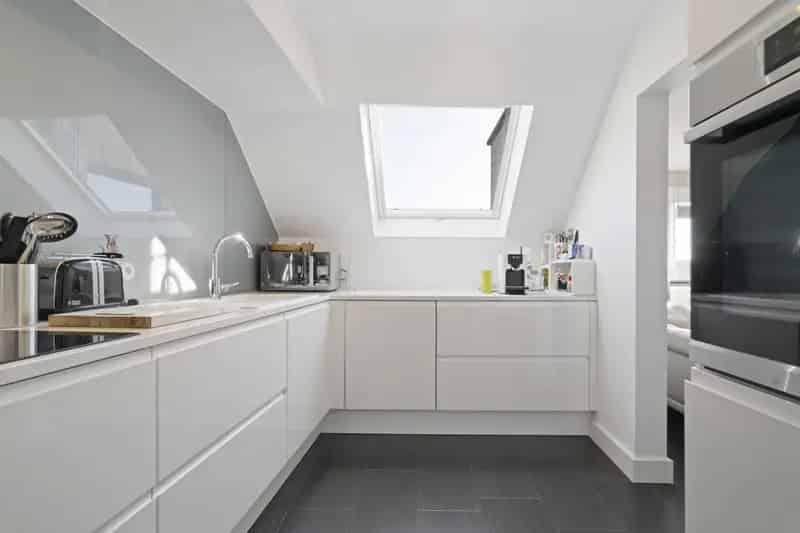 Ben je opzoek naar een instapklaar appartement met twee slaapkamers? Zoek niet verder! Dit appartement van 98m² met garage heeft alles wat je zoekt.

De indeling gaat als volgt:
- Inkomhal
- Lichtrijke woonkamer
- Volledig geïnstalleerde keuken
- Bergruim