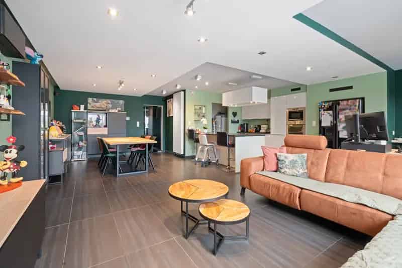 Welkom in deze ruime en sfeervolle woning in Herzele. Deze instapklare woning is alles waar u en uw gezin naar op zoek zijn.

Wat heeft deze woning te bieden?
- 3 slaapkamers & 2 badkamers – Ruimte voor het hele gezin
- Bewoonbare oppervlakte van 217 m²
-