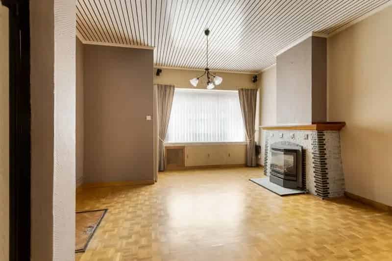 Te renoveren, halfopen starterswoning met 1 à 2 slpk, en klein tuintje