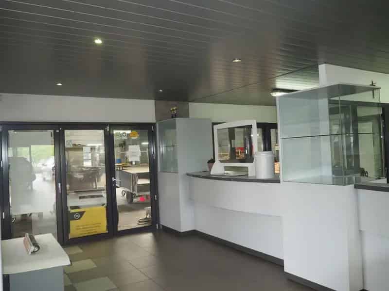 Polyvalent bedrijfsgebouw op uitmuntende locatie.