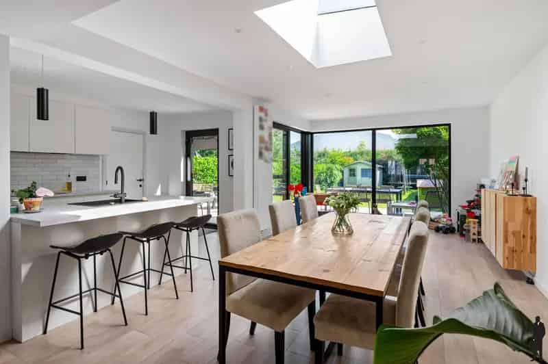 Welgelegen instapklare woning met 4 slpks, 2 badks en Z-tuin