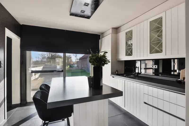 Moderne split-level woning met ruime tuin in Maasmechelen