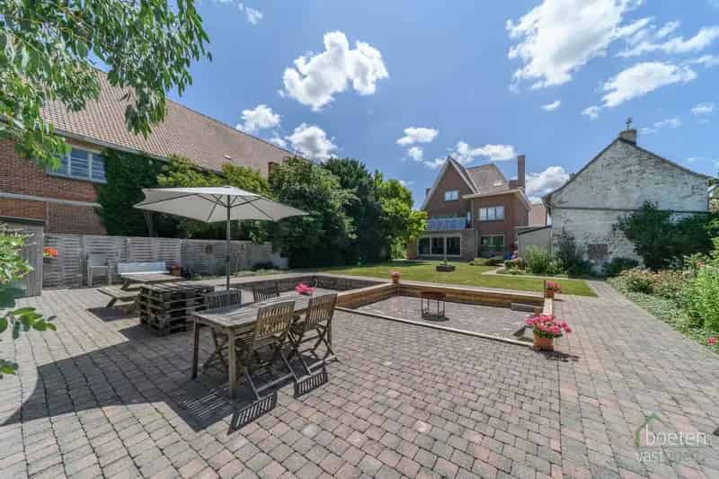 POPERINGE: Voormalige burgemeesterswoning doorprikt van charme, historie en karakter met 6 slpks en 4 badk., garage en meerdere parkeerplaatsen met een betoverende tuin op 1.521m² grondopp.