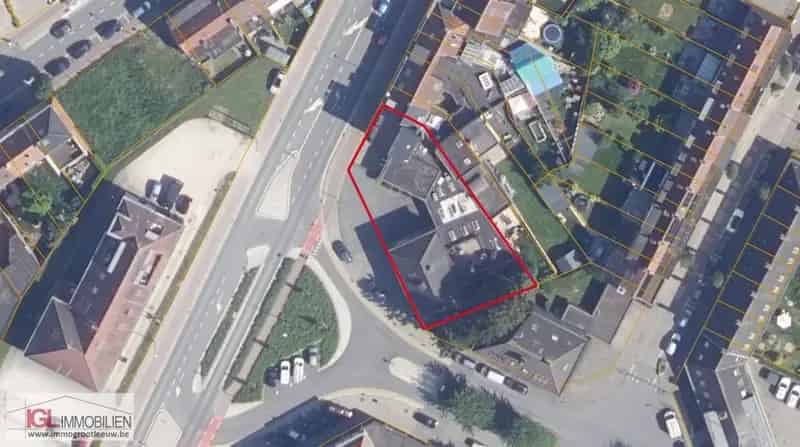 Projectgrond voor handelspand, 6 wooneenheden en parkeergelegenheden.