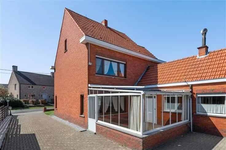 Huis Te Koop: Verzorgde woning met 2 garages en tuin