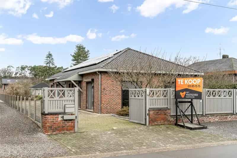 RUIME GELIJKVLOERSE WONING MET ZONNEPANELEN OP MOOI PERCEEL VAN 12 ARE