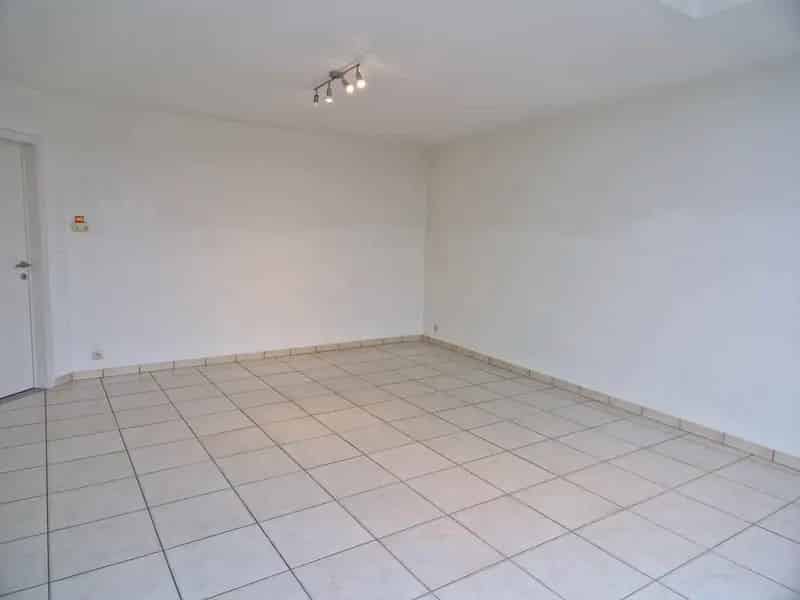 Ben je op zoek naar een ruim appartement met 2 slaapkamers nabij centrum Lede? Zoek niet verder! Dit appartement heeft alles wat je nodig hebt. 

Indeling: 
- Inkomhal
- Apart toilet
- 2 slaapkamers
- Aparte berging
- Badkamer met ligbad
- Woonkamer met u