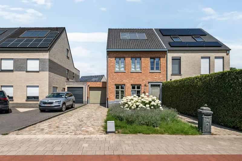 Prachtige woning met 3 ruime slaapkamers, inpandige garage met oprit, tuin & atelier!