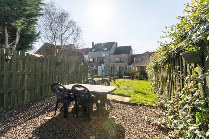 Volledig te renoveren stadswoning met zonnige tuin en tal van mogelijkheden op strategische ligging!