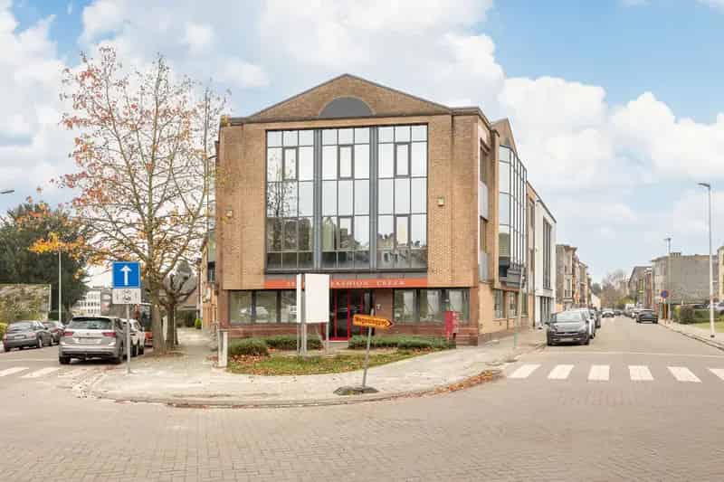 Moderne bemeubelde showroom op uitstekende hoeklocatie