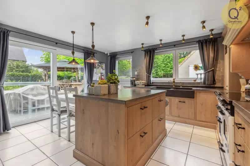 Charmante jonge villa met 4 slks en magazijn op ruim perceel