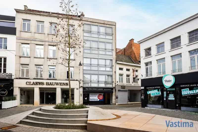 Handelszaak met ruime werk- en opslagplaats in Aalsterse winkelstraat