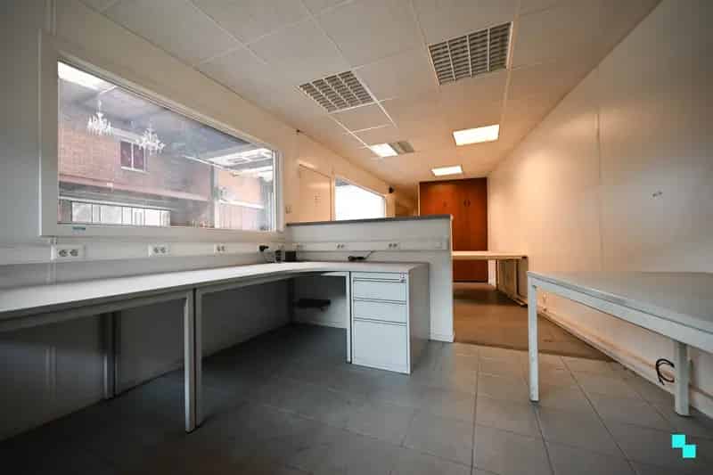 Te renoveren woning met magazijn op zichtlocatie in Izegem