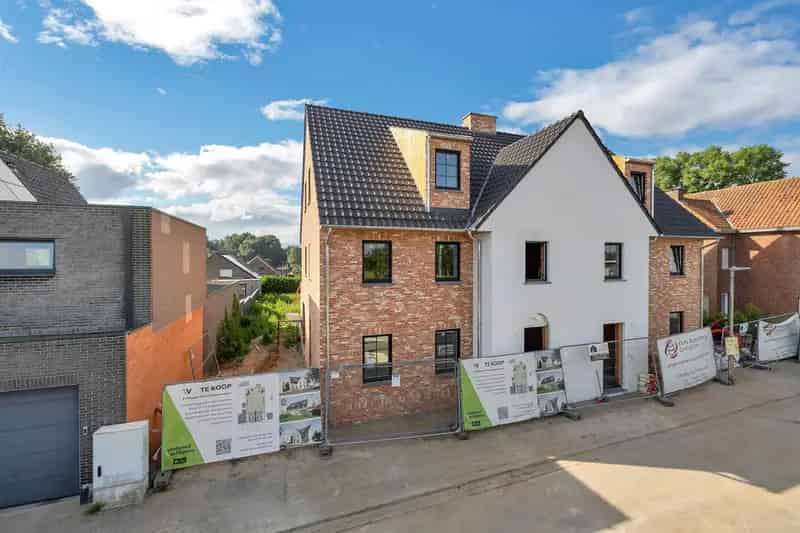 Landelijk wonen in een moderne halfopen nieuwbouw