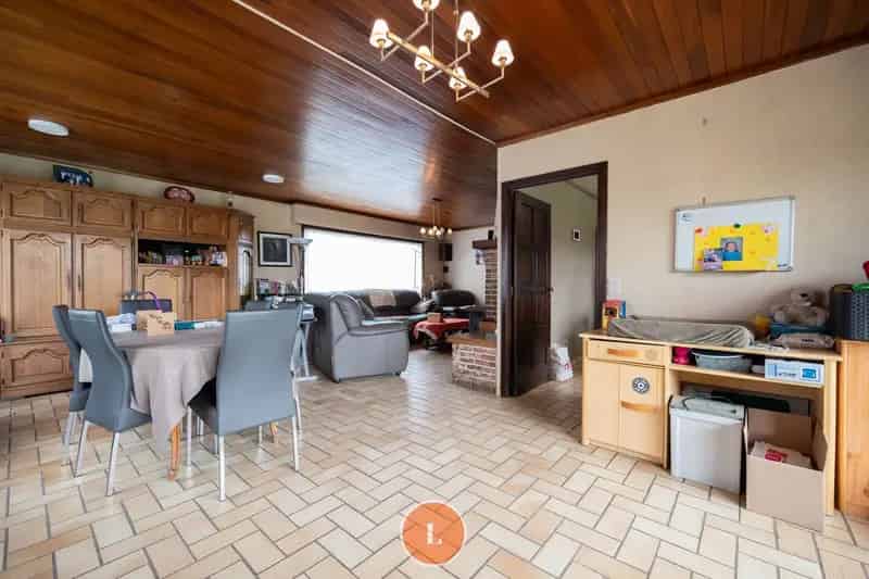 Alleenstaande gelijkvloerse woning met serres en loods op 5513m²