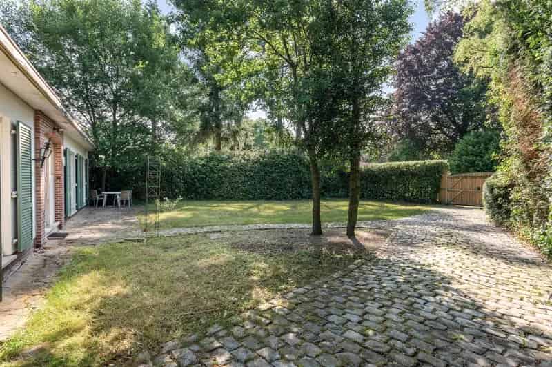 Residentieel gelegen landhuis met 3 slaapkamers, inpandige garage op een ruim perceel van ca. 1.232 m²