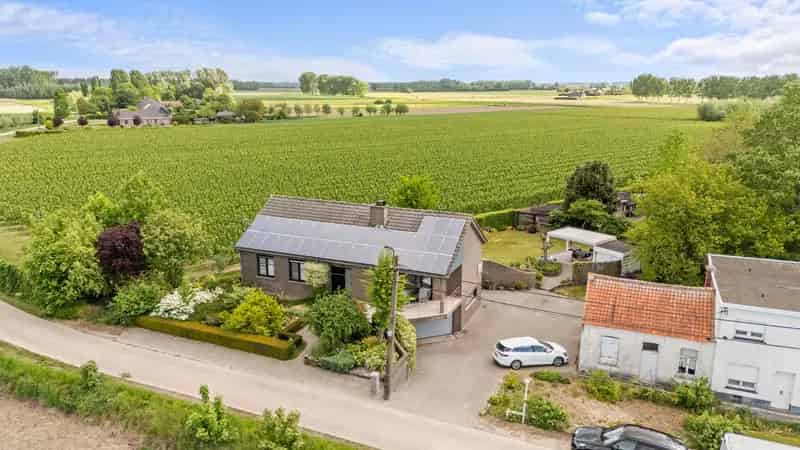 Open bebouwing met 360° landelijk zicht en 2 garages