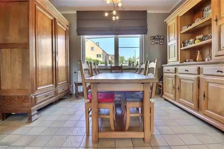 Huis Te Koop Bouge: Gezinswoning met Praktijkruimte 213m2