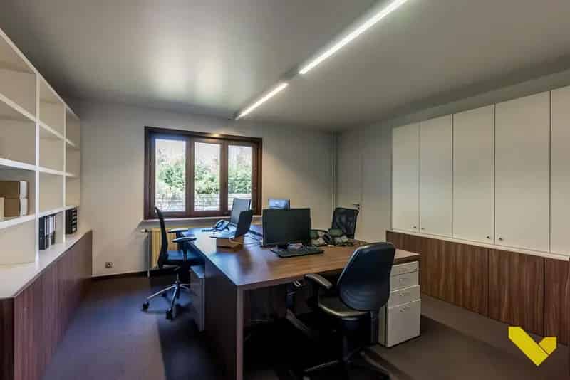 Vlot Bereikbaar Kantoorgebouw Met Conciërgewoning.