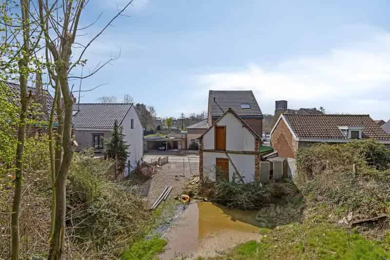 Rustig gelegen te renoveren en af te werken woning op 935m²