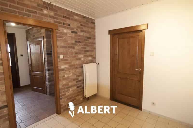 Op zoek naar een ruime instapklare ééngezinswoning met tuin op een rustige locatie? Deze woning met bewoonbare opp. van 266m² (bron EPC) is gelegen in Diepenbeek, op een mooi zuidgericht perceel van 788m² met grote tuin. Het bijgebouw biedt ook veel mogel