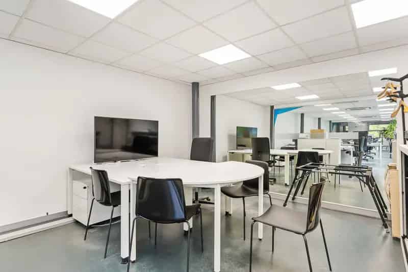 Kantoren met woonst en ruime parking in Tremelo te koop