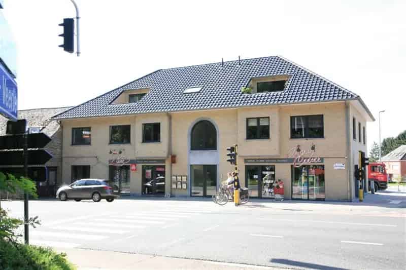 Uniek gelegen handelszaak/kantoor