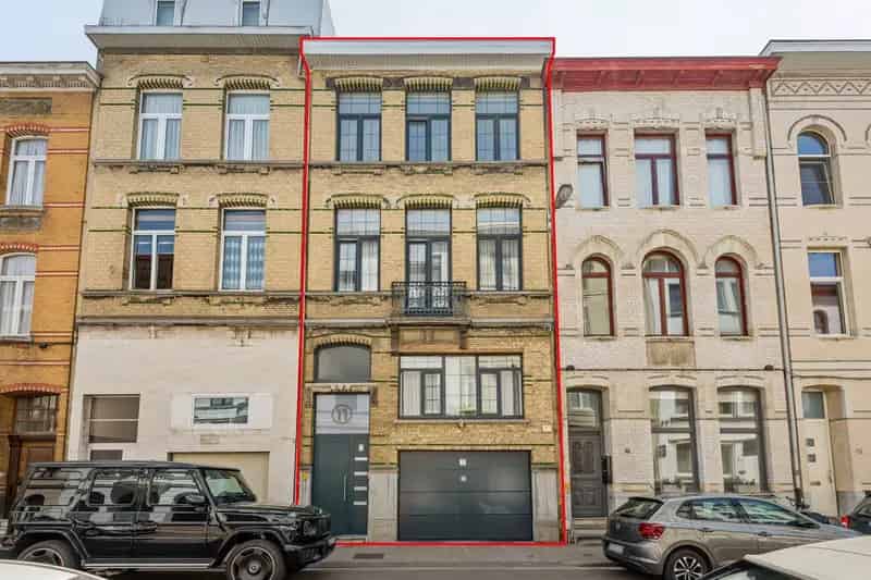 Huis met garage/magazijn, studio en 2 app