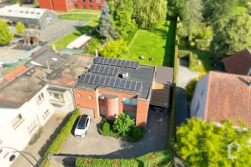 Moderne halfopen woning met 4 slaapkamers en zonnepanelen