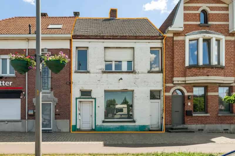 Ruime, volledig te renoveren woning met 4 slpk. en tuin in centrum Stabroek