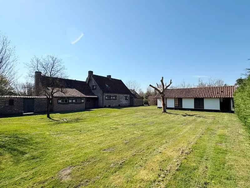 Historische landelijke hoevewoning met grote tuin gebouwd in 1754
