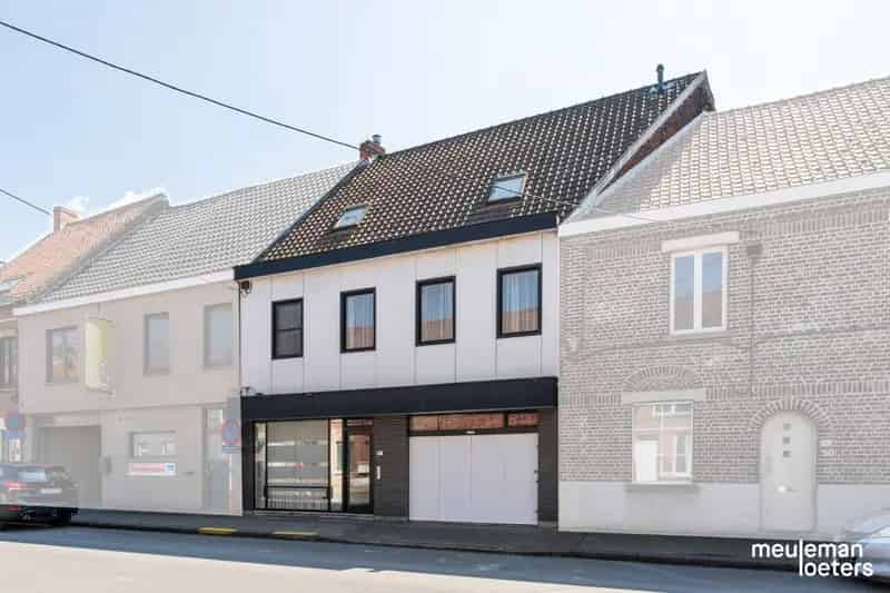 Ruime rijwoning nabij het commercieel centrum van Roeselare