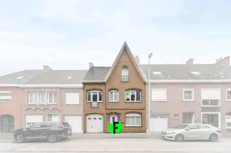 Op te frissen, statige herenwoning met 3 slaapkamers nabij het centrum van Roeselare