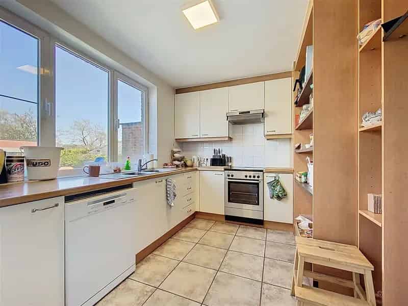 Instapklare woning met tuin en garages te Gooreind
