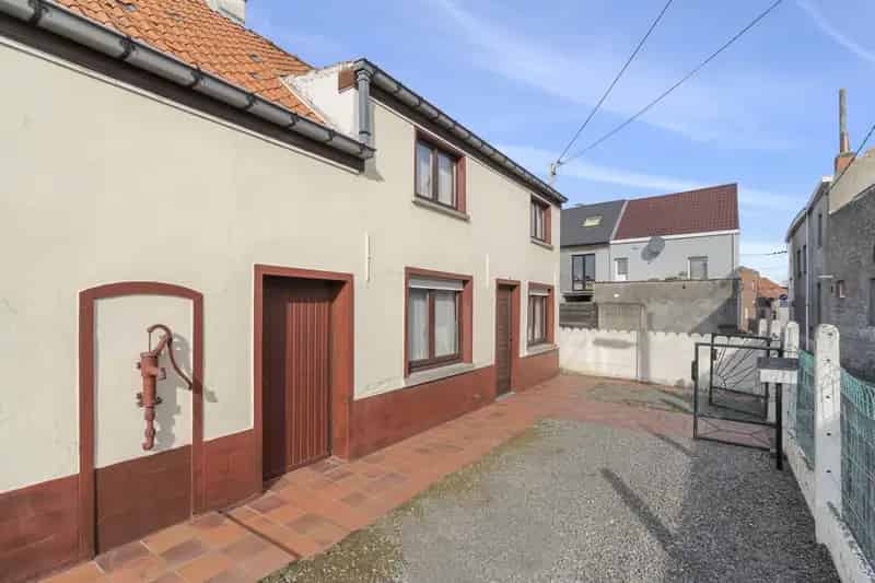 Ben jij op zoek naar een te renoveren woning met veel mogelijkheden in een rustige straat te Liedekerke?
Dan is deze woning in de 9de zijweg echt iets voor jou!

Indeling gelijkvloers:
- woonkamer met zicht op de tuin
- keuken
- badkamer
- wasruimte
- ber
