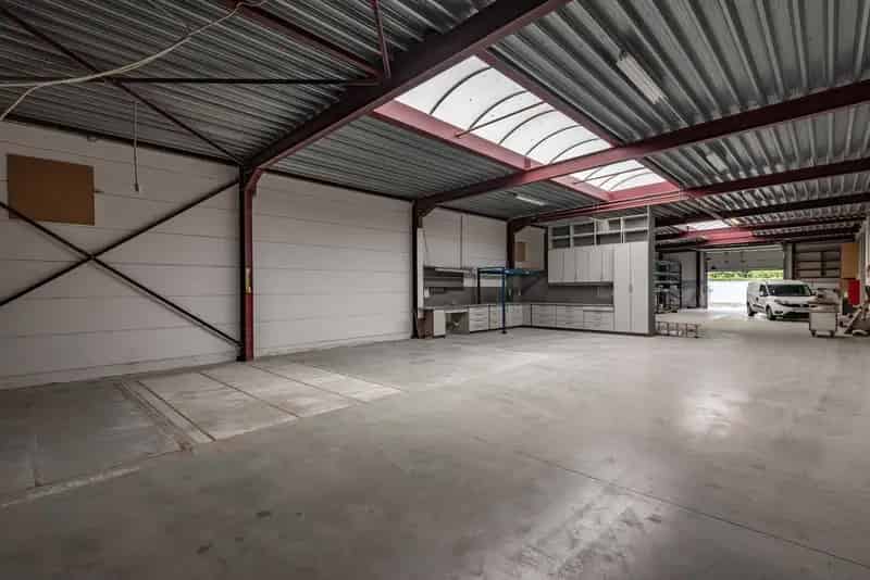 Showroom + opslag/werkplaats + woonst vlakbij E313