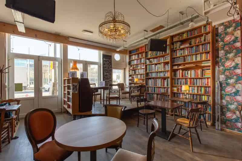 Handelspand met zuidgericht terras op goede locatie