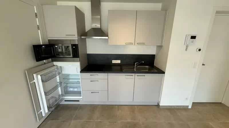 Serviceflat met 1 slaapkamer en balkon, momenteel verhuurd.