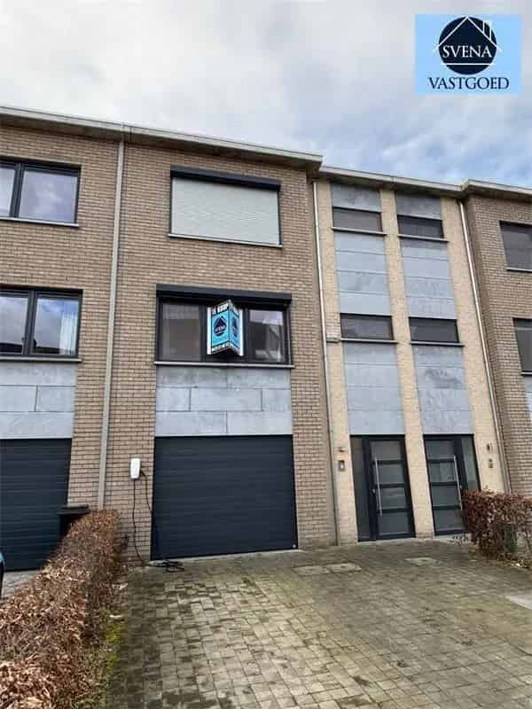RUIME WONING MET 4 SLAAPKAMERS EN GARAGE