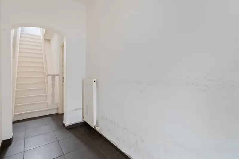 Ruime gezinswoning met 3 slaapkamers, stadstuin én servitudeweg!